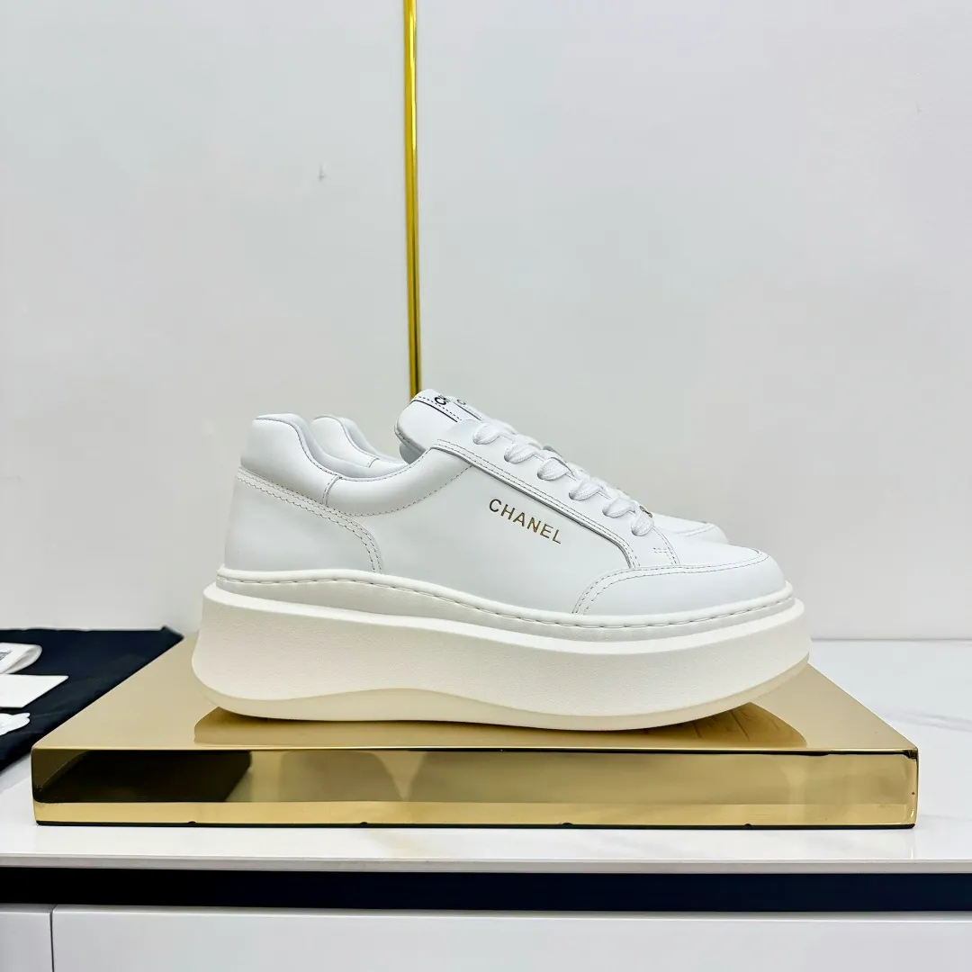 👟👟Ex-factory price 600👟👟 Upgraded version, upgraded version, upgraded version! No rebuttal accepted! ! ! ! Chanel Chanel panda shoes! 2025 counter's top casual sports shoes. This classic design; the upper is electro-embroidered with a variety of techniques; the outsole is fashionable and sporty; the unusual inclusion of a variety of color matching elements... The diversified mix and match is very good-looking and versatile, and can be used for leisure, fashion, sports, and outdoor... ꫛꫀꪝ Go➫ Materials: ❶Upper made of: original imported first-layer silk cowhide + original waterproof cloth + original first-layer cowhide ❷Inner lining: Original Yangli+Net ❸Outsole based on: Original TPU combination outsole Counter boutique packaging complete set for women 35–41 👉 👉 👉 👉 👉